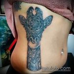 Ciekawa wersja zastosowanej żyrafy tatuażowej - rysunek nadaje się do geometrii tatuażu żyrafy