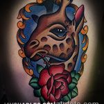 Fajny przykład istniejącego tatuażu żyrafy - rysunek nadaje się do tatuażu żyrafy na nodze