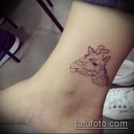 Oryginalny przykład wykonanego tatuażu żyrafy - rysunek nadaje się do tatuażu żyrafy na żyrafie na palcu