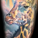 Fajna wersja wykonanego tatuażu żyrafy - rysunek nadaje się do tatuażu żyrafy w okularach