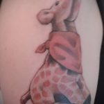 Ciekawy przykład wytatuowanej żyrafy - rysunek nadaje się do geometrii tatuażu żyrafy