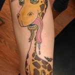 Fajny przykład tatuażu wykonanej żyrafy - rysunek nadaje się do tatuażu żyrafa jeż żyrafa