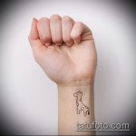 Oryginalna wersja gotowej żyrafy tatuażowej - rysunek nadaje się do tatuażu żyrafy w okularach