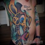 Wersja testowa nałożonej żyrafy tatuażu - rysunek nadaje się do tatuażu żyrafy na plecach