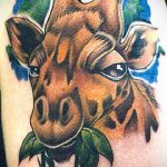 Fajna wersja istniejącego tatuażu żyrafy - rysunek nadaje się do tatuażu żyrafy w okularach