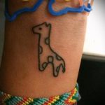 Fajna wersja wytatuowanej żyrafy - rysunek nadaje się do geometrii tatuażu żyrafy