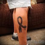 Fajny przykład istniejącego tatuażu żyrafy - rysunek nadaje się do tatuażu żyrafy na żyrafie ruketata na palcu