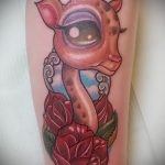 Ciekawa wersja wykonanego tatuażu żyrafy - rysunek nadaje się do tatuażu żyrafy na nodze