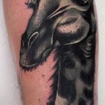 Unikalna wersja wykonanej tatuażowej żyrafy - rysunek nadaje się do akwareli tatuażowej żyrafy