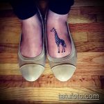 Wersja testowa gotowego tatuażu żyrafa - rysunek nadaje się do tatuażu żyrafa w okularach