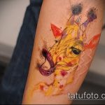 Ciekawy przykład wykonanego tatuażu żyrafy - rysunek nadaje się do tatuażu żyrafy na żyrafie ruketata na palcu