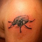 Egy érdekes példa egy bogár tetoválásra - a rajz alkalmas a lábán lévő bogár tetoválásra