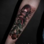 Az alkalmazott bogár tetoválás hűvös változata - a rajz alkalmas a bogár tetoválására a vállán