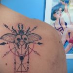 Jó példa a meglévő bogár tetoválásra - a rajz alkalmas egy szarvasbogár tetováláshoz