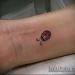 Egy érdekes példa a kész bogár tetoválásra - a rajz alkalmas a bogár tetoválására a lábán