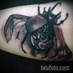 Egy meglévő bogár tetoválás egyedülálló példája - a rajz alkalmas kereszttetoválással rendelkező bogárhoz