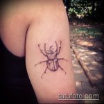 Jó példa a meglévő bogár tetoválásra - a rajz alkalmas egy szarvasbogár tetováláshoz