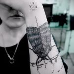 Egy egyedi példa a kész bogár tetoválásra - a rajz alkalmas a bogár tetoválására a karon