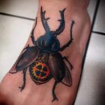 A kész bogár tetoválás érdekes változata - a rajz alkalmas bogár tetováláshoz a csuklón