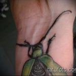 A bogár tetoválás remek példája - a rajz alkalmas a lábán lévő bogár tetoválásra