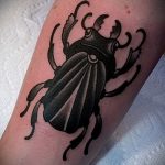 A meglévő bogár tetoválás egyedülálló változata - a rajz alkalmas a bogár tetoválására a lábán