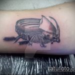 Jó példa egy kész bogár tetoválásra - a rajz alkalmas bogár tetoválásra a vállán