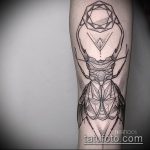 Hűvös példa egy bogár tetoválásra - a rajz alkalmas egy ujj bogár tetoválására