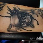 Az alkalmazott tetoválóbogár hűvös változata - a rajz alkalmas májusi bogár tetováláshoz