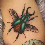 Érdekes példa a meglévő bogár tetoválásra - a rajz alkalmas a bogár tetoválására a lábán