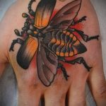 Az alkalmazott bogár tetoválás egyedi változata - a rajz alkalmas a lábán lévő bogár tetoválásra