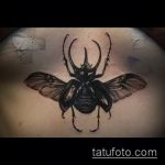 Az elvégzett bogár tetoválás tesztverziója - a rajz alkalmas a biomechanikai bogár tetoválásra