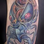 Jó példa egy meglévő bogár tetoválásra - a rajz alkalmas a bogár tetoválására a karon