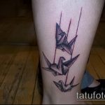 A tetovált daru hűvös változata - a rajz alkalmas gólya és virág tetováláshoz