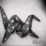 A tetovált darutetoválás klassz példája - a rajz alkalmas a lapockán lévő darutetováláshoz