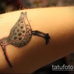 A tetovált daru egyedi változata - a rajz jógadaru tetováláshoz alkalmas