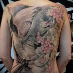 A tetovált daru klassz példája - a rajz alkalmas gólya és virág tetoválásra