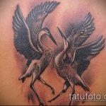 A tetovált daru klassz példája - a rajz alkalmas daru tetoválásra a tenyéren