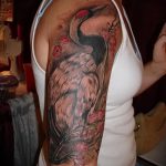 A tetovált daru eredeti példája - a rajz alkalmas origami daru tetoválására a nyakon