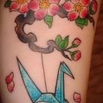 Jó példa a kész darutetoválásra - a rajz alkalmas papír daru tetoválásra