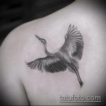 A meglévő darutetoválás hűvös változata - a rajz alkalmas papír daru tetoválásra