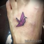 A tetovált daru eredeti példája - a rajz alkalmas origami daru tetoválására a nyakon