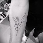 A tetovált daru eredeti példája - a rajz alkalmas gólya és virág tetováláshoz