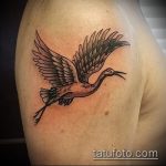 A meglévő darutetoválás hűvös változata - a rajz alkalmas daru tetováláshoz a csuklón