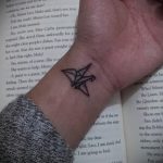 Eredeti példa egy meglévő darutetoválásra - a rajz alkalmas darutetoválásra a tenyéren