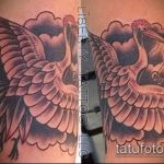 Jó példa egy meglévő darutetoválásra - a rajz alkalmas gólya és virág tetováláshoz