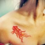 Az alkalmazott aranyhal tetoválás hűvös változata - a rajz alkalmas aranyhal tetoválásra a csuklón