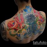 Aranyhal tetoválás remek példája - a rajz alkalmas a lapockán lévő aranyhal tetoválásra