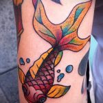 Aranyhal tetoválás hűvös példája - a rajz alkalmas egy aranyhal tetoválásra koronával