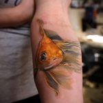 A meglévő aranyhal tetoválás remek példája - a rajz alkalmas aranyhal tetoválásra a csuklón
