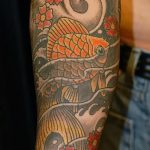 A kivitelezett aranyhal tetoválás hűvös változata - a rajz alkalmas egy aranyhal tetoválásra a lábán